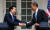 이명박 대통령과 오바마 미 대통령이 2009년 6월 16일 낮(현지시간) 백악관오벌 오피스에서 확대정상회담후 로즈가든에서 공동기자회견을 하고 있다. [중앙포토]