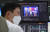 5일 서울 중구 하나은행 딜링룸의 한 딜러 모니터에 미 대선 뉴스가 띄워져 있다. 연합뉴스