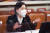 김현미 국토교통부 장관이 6일 서울 여의도 국회에서 열린 국토교통위원회 전체회의에서 답변하고 있다. 연합뉴스