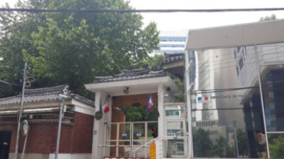 마크롱 사진에 빨간 X자…'佛대사관 협박 전단' 무슬림 구속