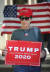 11월 6일 미국 전국위원회 빌딩 앞에서 한 여성이 트럼프 지지 시위에 참가하고 있다. 공화당의 상징색인 붉은색 모자를 쓰고 있다. 타스=연합뉴스 