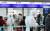 중국 베이징에서 한국으로 오는 정기편 항공기가 신종 코로나바이러스 감염증(코로나19) 사태 이후 처음으로 운항이 재개된 지난달 30일 인천국제공항 제1터미널 출국장에서 탑승객들이 탑승수속을 하고 있다. 뉴스1