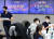 6일 코스피가 전 거래일보다 2.71포인트(0.11%) 오른 2,416.50에 거래를 마쳤다.   사진은 이날 오후 서울 중구 하나은행 딜링룸의 모습. 연합뉴스