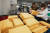 펜실베이니아주 리하이 카운티 개표소에서 선관위 직원이 우편 투표 용지를 분류하고 있다. [AP=연합뉴스]