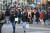 지난달 30일 영국 잉글랜드 북부 웨스트 요크셔의 리즈 중심지를 마스크를 착용한 시민들이 지나고 있다. AFP=연합뉴스