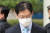 댓글 여론조작 혐의로 재판에 넘겨진 김경수 경남지사가 6일 오후 서울 서초구 서울고등법원에서 열린 항소심 선고공판을 마친 뒤 건물을 나서고 있다. 연합뉴스