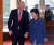 2013년 12월 미국 부통령 자격으로 방한했던 조 바이든이 박근혜 대통령과 청와대에서 만나 손을 꼭 잡고 인사를 나누며 방명록 작성대로 향하고 있다.  [청와대사진기자단]