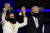 7일(현지시간) 미국의 제46대 대통령으로 당선됐다고 선언한 조 바이든 당선인(오른쪽)과 카멀라 해리스 부통령 당선인. [AP=연합뉴스]