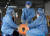 5일 오후 광주 북구보건소 선별진료소에서 의료진들이 전기난로에 손을 녹이며 추위를 견디고 있다. 연합뉴스