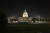 미국 워싱턴DC의 의사당 건물에 11월 7일 저녁 불이 환하게 켜져 있다. 미국 46대 대통령 취임식은 내년 1월 20일 바로 이 의사당 앞에서 열린다. 미국 의회는 이미 취임식 준비에 들어갔다. 타스=연합통신 