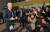조 바이든(맨 왼쪽) 제 46대 미국 대통령 당선인이 부통령 시절이던 지난 2013년 서울 용산 전쟁기념관에서 전몰 미군장병에 헌화한 뒤 취재진의 질문에 답하고 있다. 당시 바이든 부통령은 북한에 억류 중이던 미국인 메릴 뉴먼씨의 석방 소식을 듣고 "좋은 소식"이라며 환영의 뜻을 밝혔다. [사진공동취재단]