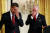 2009년 백악관에서 울컥한 버락 오바마 당시 대통령과 조 바이든 당시 부통령.       로이터=연합뉴스