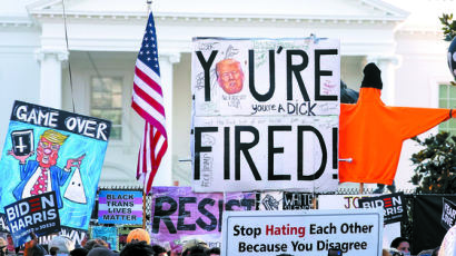 백악관 앞 “넌 해고야” 포스터…미시간선 총기 든 시위대