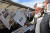 아프가니스탄의 수도 카불의 거리에서 한 주민이 조 바이든의 당선 소식을 전하는 영어 신문을 들어 보고 있다. 미국의 정권 교체는 전 세계의 주목을 받는다. AFP=연합뉴스