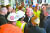 조 바이든 미국 대통령 당선인이 지난 3월 대선 승부처인 러스트 벨트의 중심부 디트로이트에서 노동자들과 만나 일자리 복원 계획을 밝히고 있다. [AFP=연합뉴스]