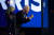 미국의 조 바이든 46대 대통령 당선인(오른쪽)이 부인 질과 함께 11월 7일 자택이 있는 델라웨어주 윌밍턴에서 당선 행사에 참석해 환영 환영 인파에 답하고 있다.AFP=연합뉴스