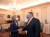 강경화 외교부 장관(왼쪽)과 마이크 폼페이오 미국 국무장관이 9일(현지시간) 워싱턴DC에서 오찬을 겸한 외교장관 회담을 개최했다. 사진은 양국 장관이 악수하는 장면. 사진 외교부