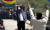 에보 모랄레스 전 볼리비아 대통령이 9일(현지시간) 아르헨티나·볼리비아 국경 다리 건너 귀국하며 지지자들을 향해 손을 흔들고 있다. AP=연합뉴스