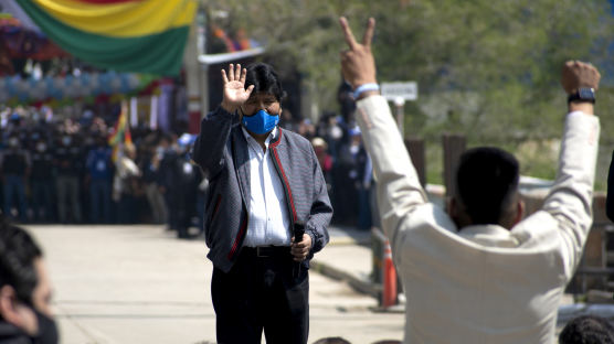 도망치듯 떠났던 모랄레스 전 볼리비아 대통령 귀환…국경엔 환영인파 몰려