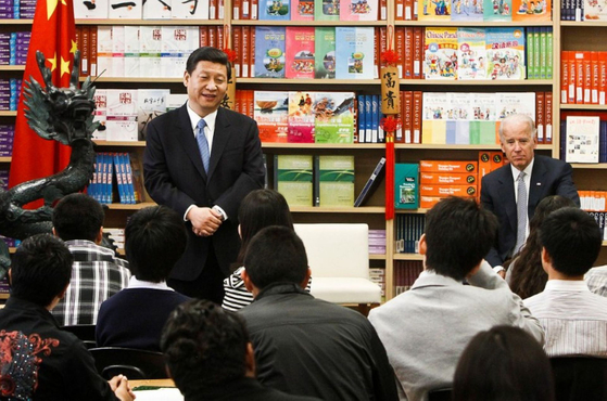 지난 2012년 2월 17일 시진핑이 중국 국가부주석 신분으로 미국을 방문했을 때 조 바이든 부통령 안내로 미 LA에 있는 국제학습센터를 찾아 학생들과 이야기를 나누고 있다. [중국 신화망 캡처]