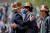 모랄레스 전 대통령과 페르난데스 대통령(왼쪽)이 9일(현지시간) 국경에서 인사를 나누고 있다. 로이터=연합뉴스