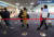 인천공항에서 외국인들이 입국심사를 하기 위해 줄을 서고 있다. [중앙포토]
