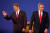 앨 고어 민주당 후보(왼쪽)와 조지 W 부시 공화당 후보가 2000년 10월 대통령 후보 토론장으로 들어서고 있다. 빌 클린턴 행정부에서 부통령을 지낸 고어 후보는 2000년 대선에서 패배했다. [AFP=연합뉴스]