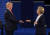 도널드 트럼프 대통령(왼쪽)과 힐러리 클린턴 전 국무장관(오른쪽)이 2016년 미국 대선 대통령 토론회에서 만나 악수하고 있다. [AFP=연합뉴스]