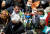 9일(현지시간) 볼리비아로 돌아온 모랄레스 전 대통령이 지지자들을 향해 손을 들어 보이고 있다. 로이터=연합뉴스