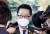 박지원 국가정보원장이 10일 스가 일본 총리를 면담한 후 취재진 을 만나고 있다. [도쿄=연합뉴스]