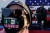 지난달 31일 드라이브인 형태로 진행된 조 바이든 후보 지지 캠페인 도중 한 참석자가 공연 중인 가수 스티비 원더를 배경으로 '셀카'를 찍고 있다. 로이터=연합뉴스