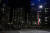 신종 코로나바이러스 감염증(코로나19)으로 지친 시민을 위로하기 위해 춘천마임축제 측이 지난 7월 강원 춘천시 근화동의 한 아파트 앞에서 진행한 ‘빨간 장미 세레나데’ 공연 모습. 사진 춘천마임축제 