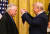 도널드 트럼프 미국 대통령이 지난해 11월 백악관에서 배우 존 보이트에게 국가 예술 훈장을 수여하고 있다. AFP=연합뉴스