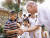 지난 2001년 미국 상원 의원이던 조 바이든이 중국 베이징 옌쯔커우에서 9살 중국 소년 가오산과 악수를 하고 있다.[AFP=연합뉴스]