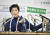 고이케 유리코 일본 도쿄도 지사가 지난 3월 25일 도쿄도청에서 긴급 기자회견을 하던 중 '감염폭발 중대국면'이라고 쓴 카드를 들어 보이고 있다. 연합뉴스