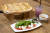 상하농원에서 맛볼 수 있는 '햄 공방 소시지 피자'와 '보코치니 카프레제'. 농원에서 직접 만든 소시지와 빵, 치즈를 활용한 메뉴들이다. 