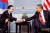 G20 정상회의 참석차 캐나다를 방문한 이명박 전 대통령과 버락 오바마 전 미국 대통령이 2010년 6월 26일 토론토 인터컨티넨털 호텔에서 단독 정상회담을 한 뒤 악수하고 있다. [중앙포토]