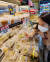소비자가 롯데마트의 즉석조리식품 매장 ‘차리다, 식탁’에서 장을 보고 있다. [사진 롯데쇼핑]