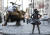 미국 뉴욕증권거래소 앞 두 상징물인 '돌진하는 황소'상과 '두려움 없는 소녀'상. AP=연합뉴스