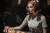 주목받는 체스 신동으로 매회 화려한 패션을 선보이는 넷플릭스 드라마 '퀸스 갬빗'의 베스 허먼. 배우 안야 테일러 조이가 연기했다. 사진 넷플릭스