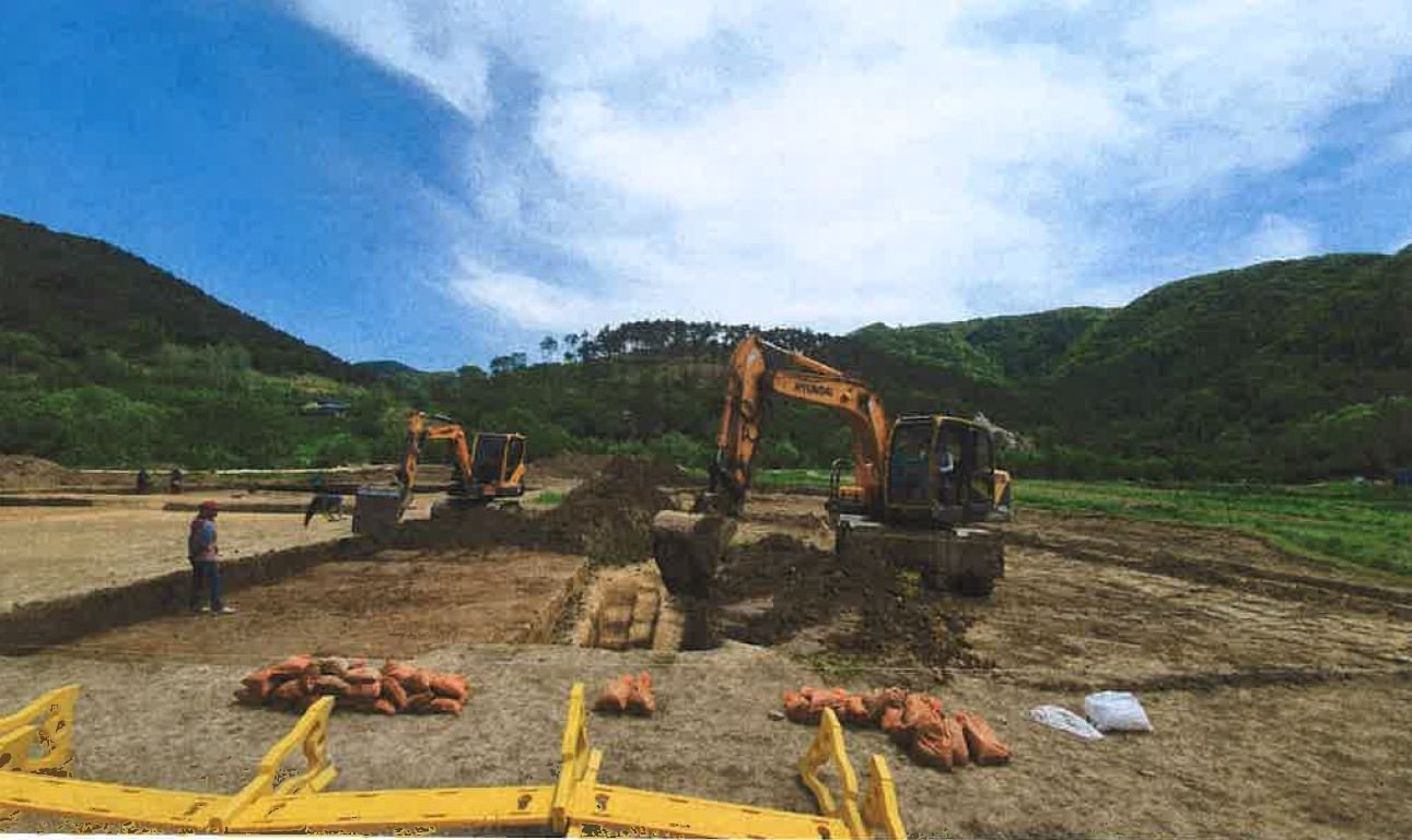 (재)전주문화유산연구원이 전북 정읍시 산내면 구절초 테마공원에서 장비를 동원해 구석기 시대 유물을 발굴하고 있다. 사진 정읍시
