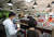 '위아자 나눔장터 2020' 특별판매전이 열린 서울 아름다운가게 안국점에도 개장전부터 40여명의 손님들이 몰렸다. 이날 안국점을 찾은 시민들이 물품을 둘러보고 있다. 우상조 기자