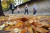지난1일 서울 중구 덕수궁 인근을 찾은 시민들이 가을 정취를 만끽하고 있다. 뉴스1