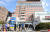 15일 광주광역시 동구 전남대병원에 설치된 선별진료소에 코로나19 검사를 받으려는 시민들이 줄을 서 있다. 프리랜서 장정필