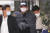 김봉현 전 스타모빌리티 회장(가운데)이 지난 4월 영장실질심사를 받기 위해 유치장을 빠져나오고 있다. 연합뉴스