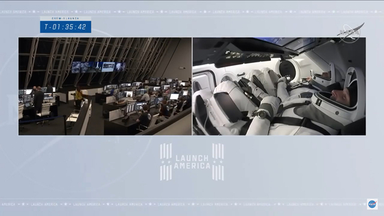 발사를 앞두고 관제센터의 모습(왼쪽사진)과 '크루-1' 미션에 참가한 우주비행사 4명이 팰컨9 로켓에 탑재된 유인 캡슐 '크루 드래건' 속에 앉아 있는 모습. NASA , AFP=연합뉴스