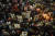추모객들이 15일(현지시간) 인도 동부 웨스트벵골 주 콜카타의 한 화장장으로 호송되고 있는 고(故) 소우미트라 차테르지를 추모하고 있다. AFP=연합뉴스