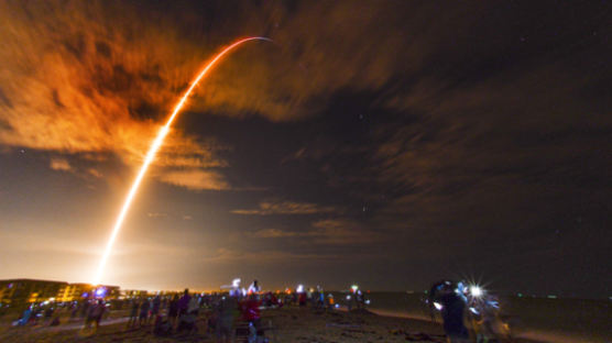 스페이스X의 '리질리언스'발사 성공… 민간 우주여행 시대 열려