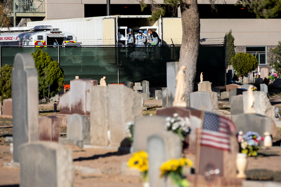 지난 14일 미국 텍사스의 한 공동 묘지에 코로나 19 사망자가 늘면서 운구되어 오는 시신도 증가하는 모습. [로이터=연합뉴스]