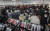 위아자나눔장터 2020 부산행사가 14일 부산 지하철1호선 아름다운가게 명륜역점에서 열려 시민들이 재활용품을 구매하고 있다. 송봉근 기자